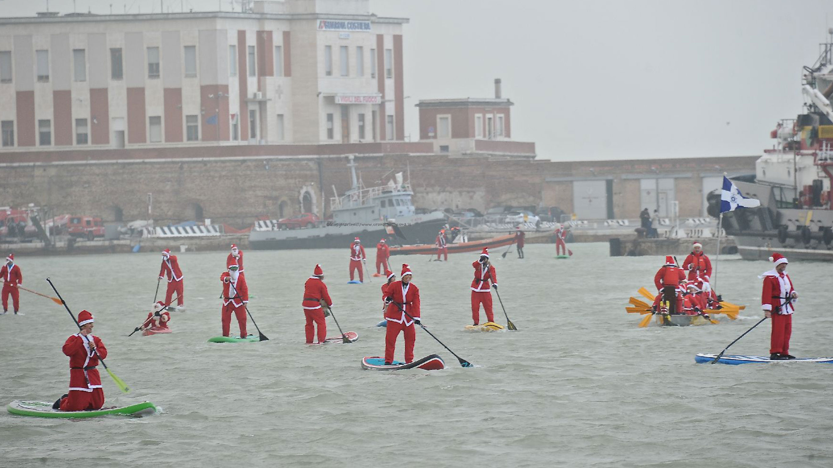 Ancona: i Babbi Natale in sup e canoe portano i regali al Salesi