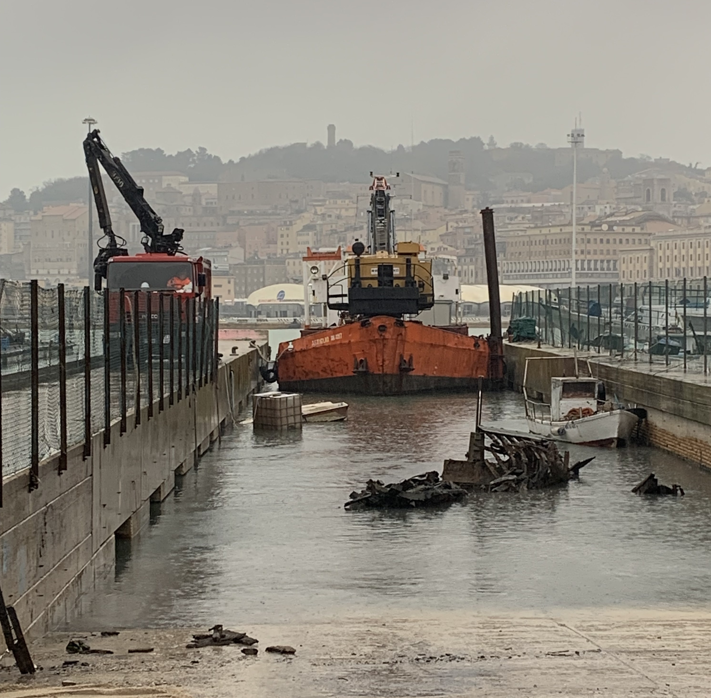 Porto di Ancona: riqualificazione specchio acqueo ex cantiere Morini al Mandracchio