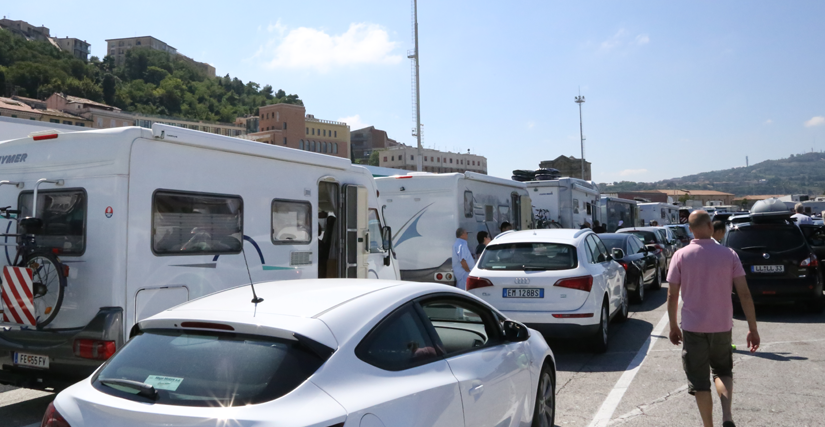 Grande volume di traffico ad Agosto al porto