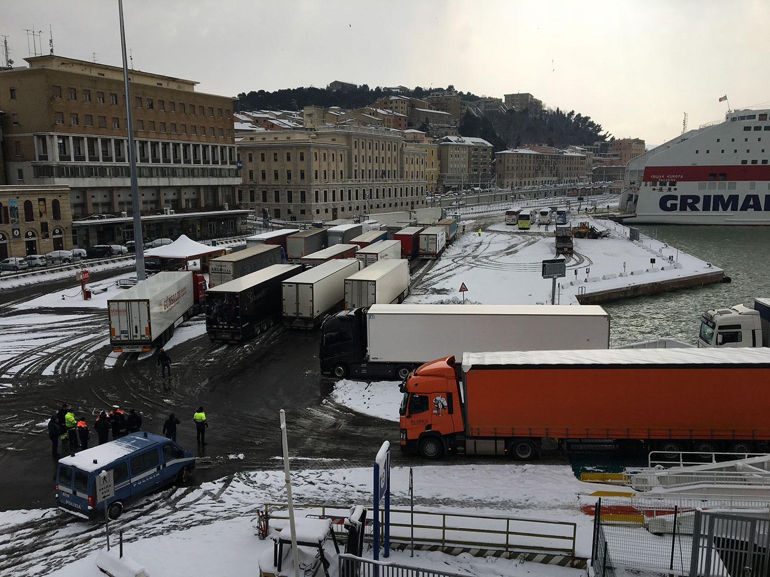 Maltempo: Porto Ancona, ripartono i traghetti