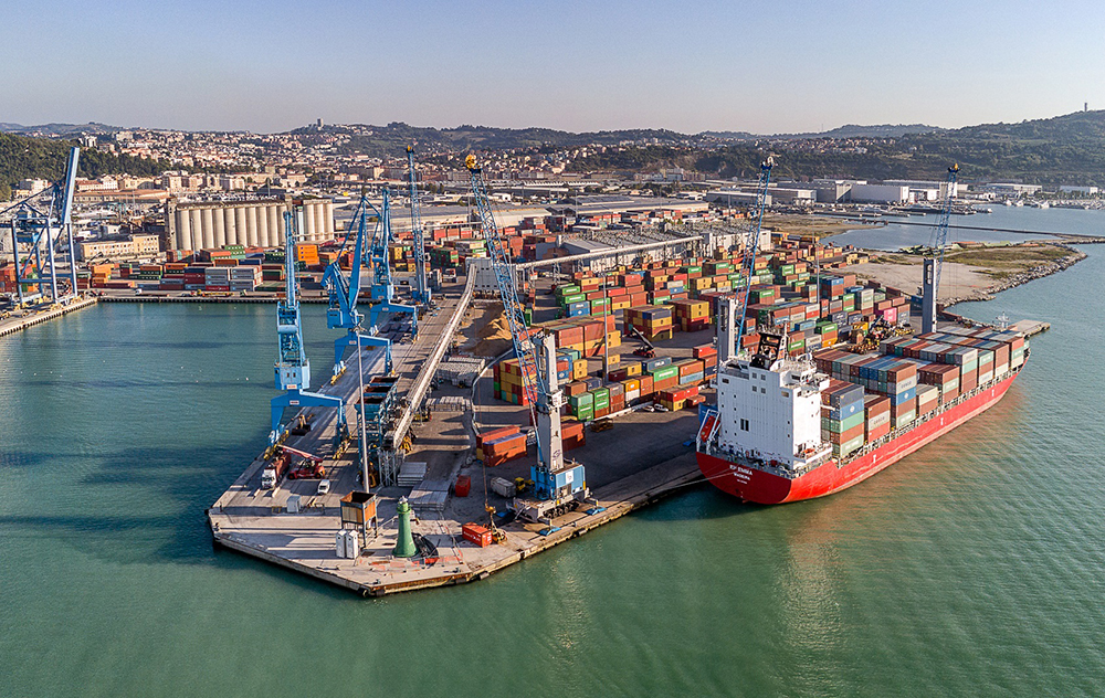 Porto di Ancona: efficientamento illuminazione darsena Marche