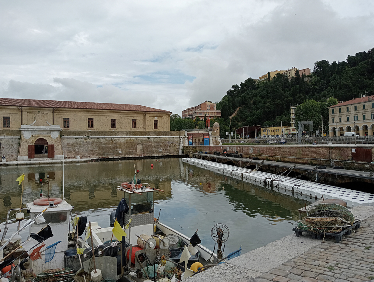 Porto di Ancona: installata passerella per imbarcazioni piccola pesca al Mandracchio