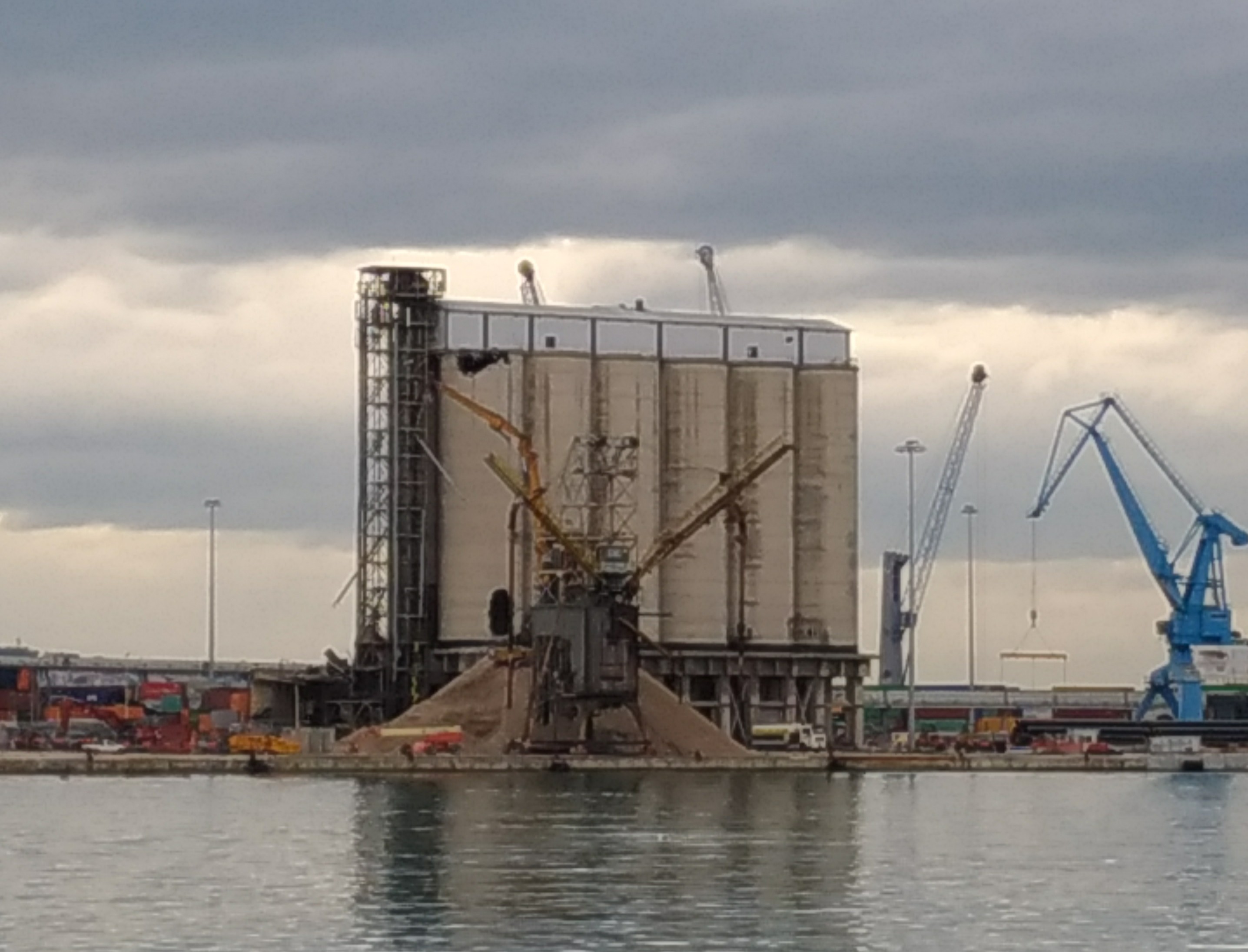 Porto di Ancona: inizia demolizione silos Sai darsena Marche