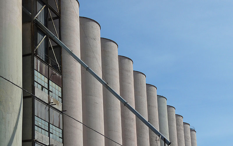 Porto di Ancona: inizio demolizione meccanica silos darsena Marche