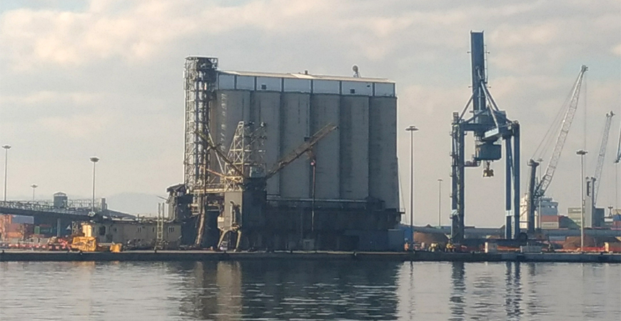 Porto di Ancona: demolizione silos Sai darsena Marche