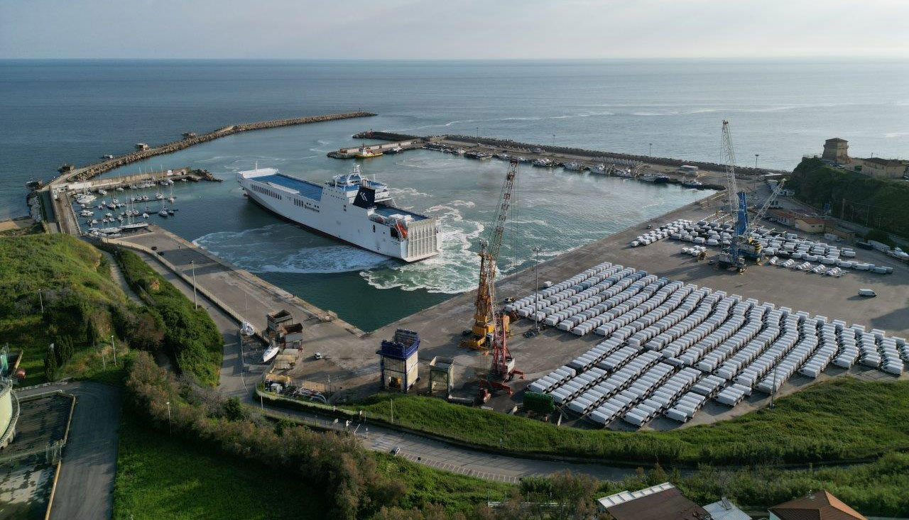 Porto di Vasto: ormeggia nave da 209 metri per l’imbarco di furgoni