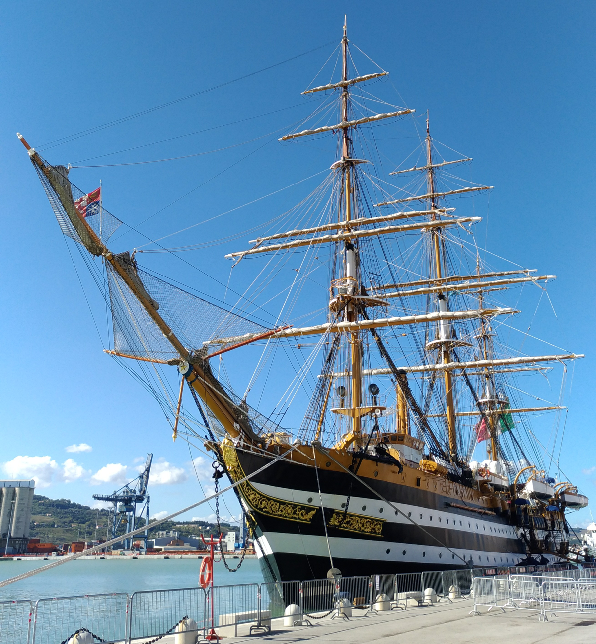 Porto di Ancona: le visite al Vespucci anche domani lunedi' 7 ottobre